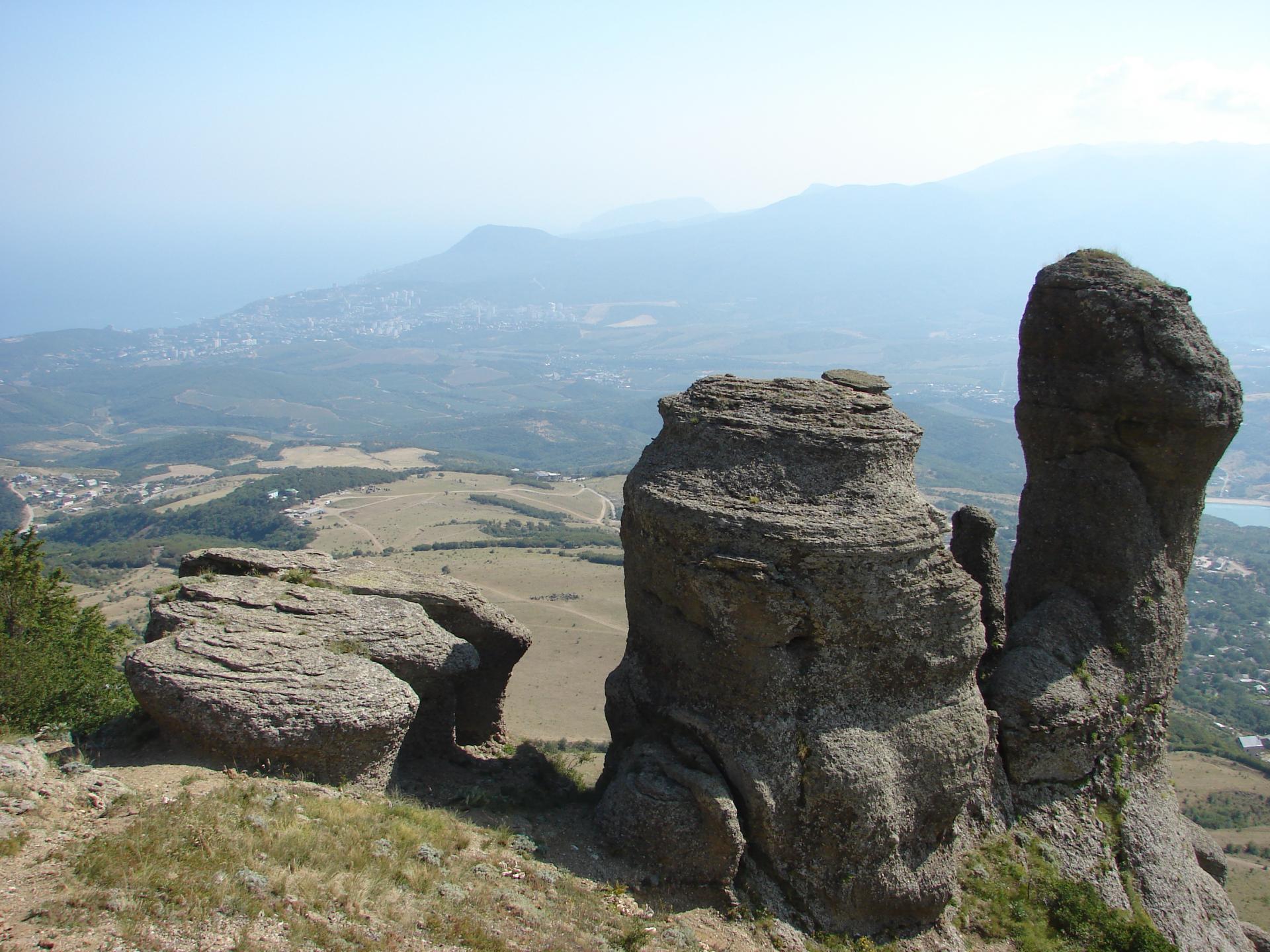 Долина в крыму. Долина привидений Крым Алушта. Крым гора Демерджи Долина привидений. Лучистое Долина привидений. Долина привидений Крым лучистое.