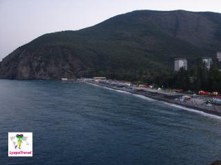 Пляж в Партените под Медведь горой. Крым