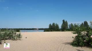 Дикий пляж в Днепре. Украина