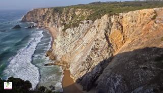 От смотровой площадки Miradouro da Praia do Caneiro обязательно прогуляйтесь пешком до локации с координатами 38°48'07.0"N 9°29'13.3"W